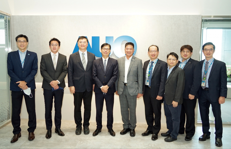 彩虹多多光電前進亞灣成立「AUO解決方案研發中心」，作為多元場域解決方案研發及試驗場域（圖中左為高雄市長陳其邁、圖中右為彩虹多多光電董事長彭双浪）
