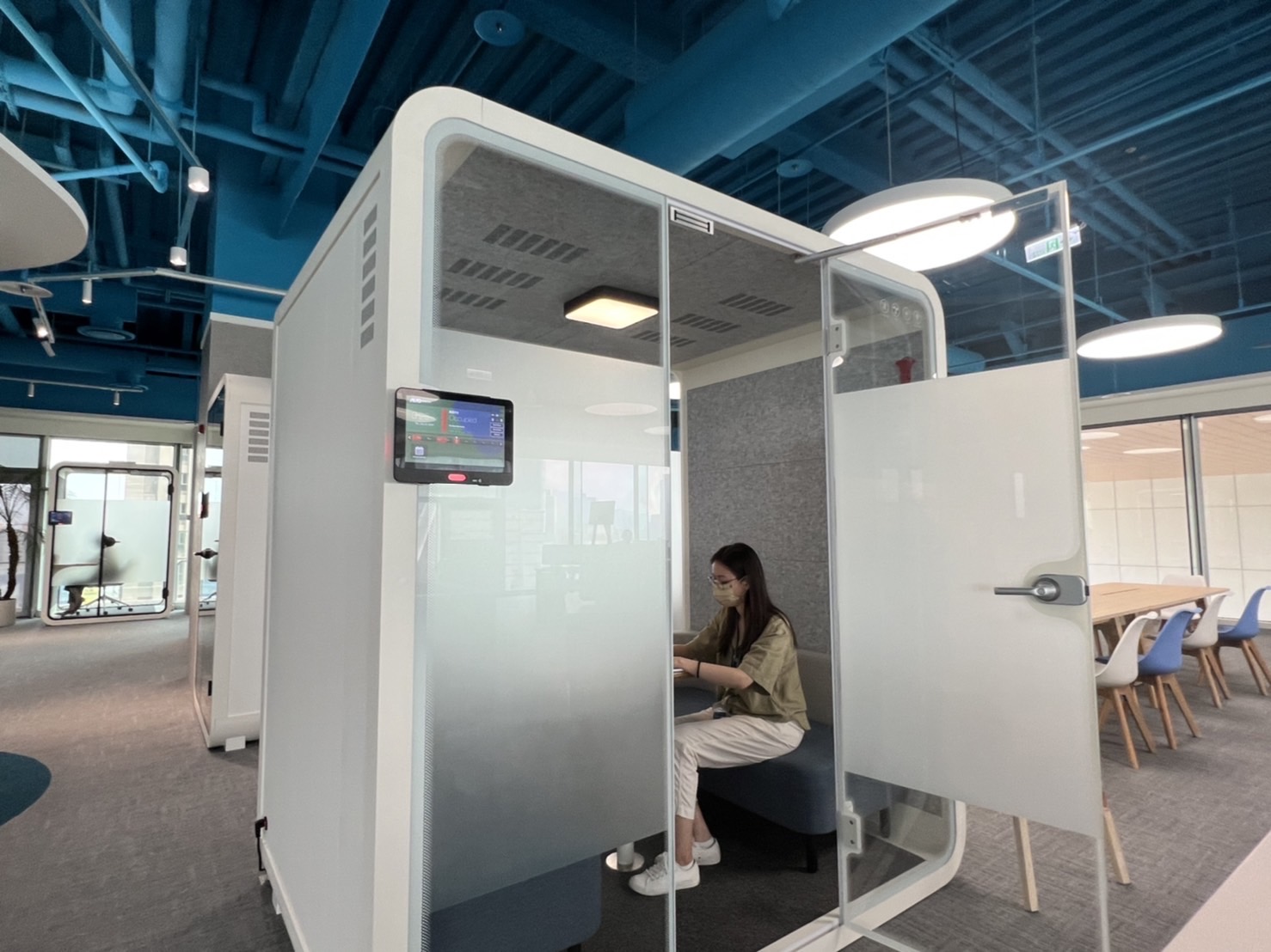 彩虹多多高雄據點的智慧行動辦公艙，展現彩虹多多在面板以外的研發應用軟實力